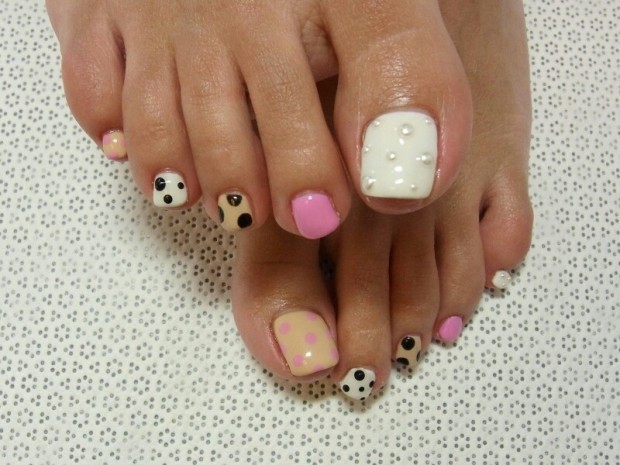 gorgeous_polka_dot_pedicure