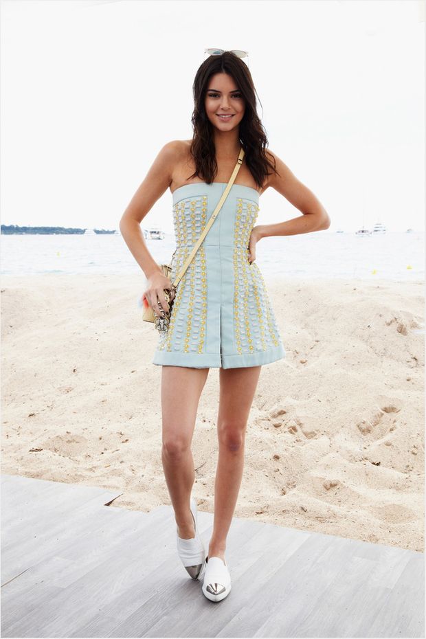 kendall-jenner-on-beach-blue-yellow-dress kendall-jenner-on-beach-blue-yellow-dress