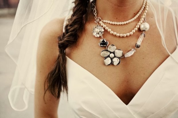 offbeat-bride-real-wedding-statement-bridal-necklace-v-neck-wedding-dress