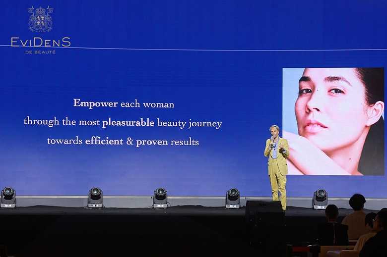 Charles-Edouard BARTHES, Founder of Evidens de Beauté, introducing the brand at the ceremony