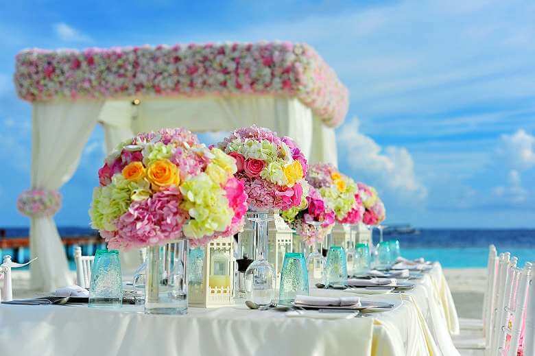 Choose an incredible location - Beach party wedding